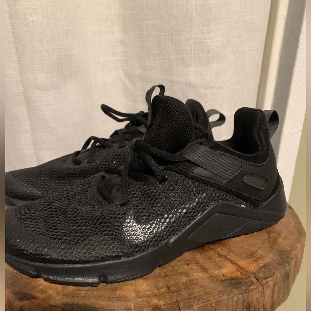 Nike Women’s training shoe Black sz 8